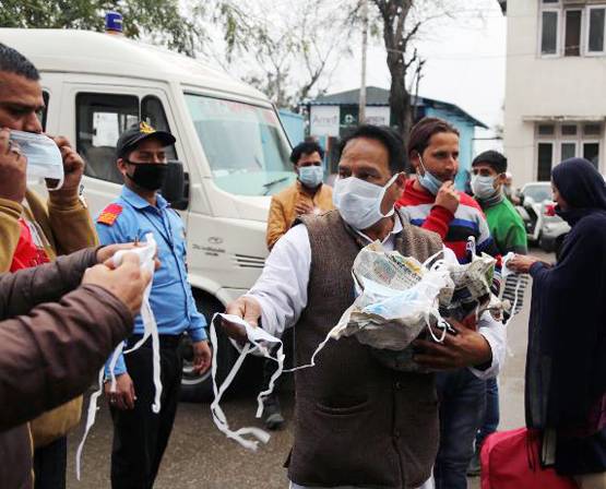 क्या कोरोना से बचाएगा फेस मास्क? जानें कब पहनना है जरूरी