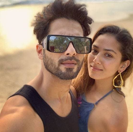 कोरोना की वजह से घर में कैद स्टार्स, योगा से लेकर कर रहे घर साफ