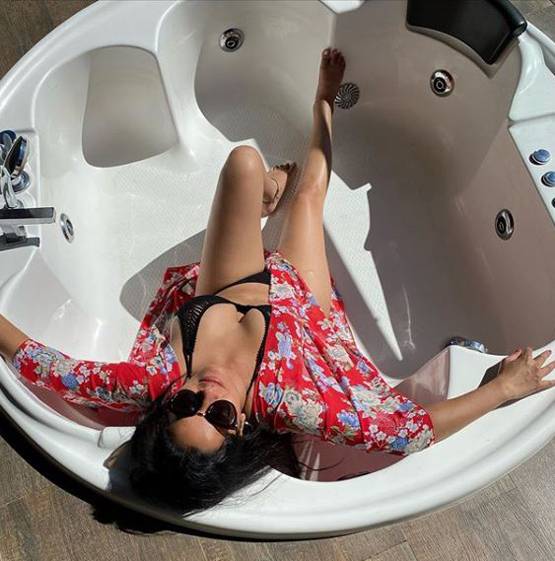 मोनालिसा का बोल्ड लुक हुआ वायरल, बिकिनी अवतार में शेयर की तस्वीर