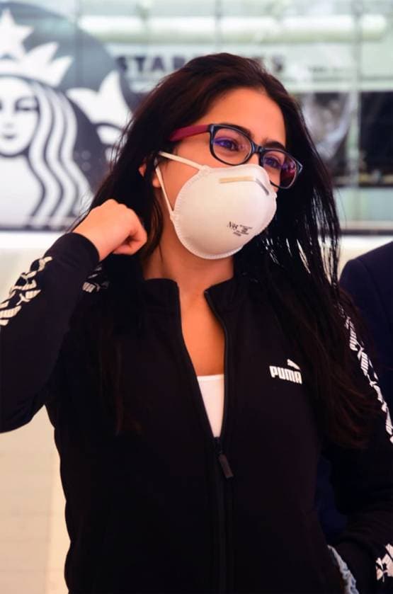 वाराणसी से वापस लौटीं सारा अली खान, एयरपोर्ट पर मास्क लगाए हुईं स्पॉट