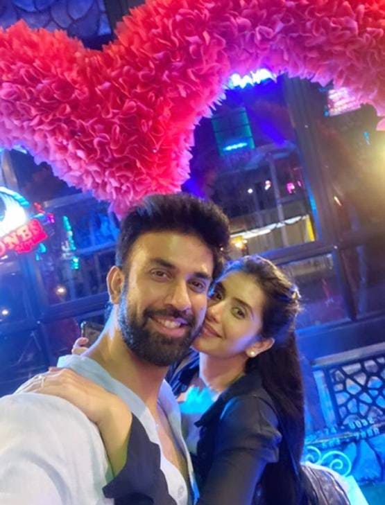 पति राजीव सेन संग रोमांटिक हुईं चारू असोपा, लोग बोले- कोरोना से तो डरो