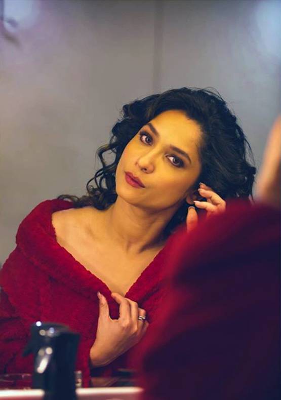 बाथरोब पहन शीशे से बात कर रहीं अंकिता लोखंडे, वायरल Photos