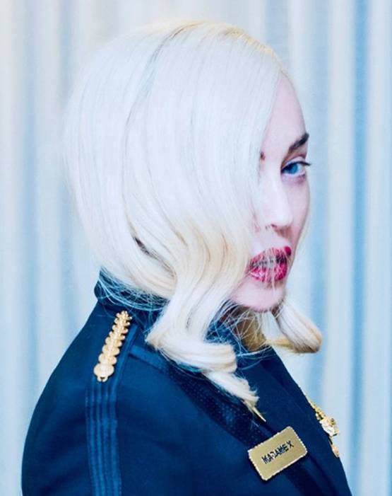 बाथटब में बैठकर मैडोना ने दिया कोरोना ज्ञान, ट्रोल होने पर किया ड‍िलीट