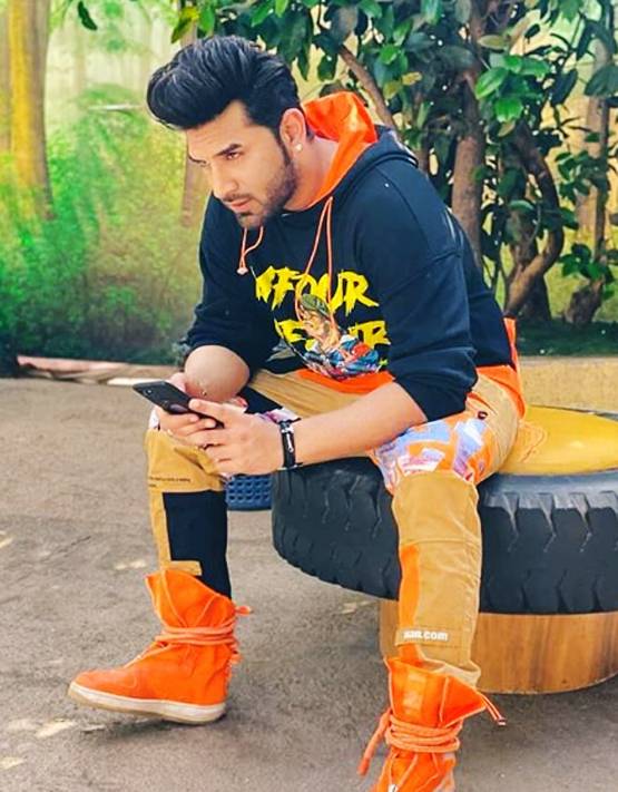 लॉकडाउन के बीच मां के साथ दिखे पारस छाबड़ा, सड़क पर खरीद रहे सब्जी