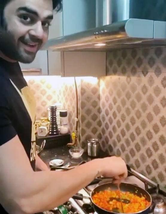 सिद्धार्थ ने बनाई रोटी तो करिश्मा ने मैगी, लॉकडाउन में किचन संभाल रहे सितारे