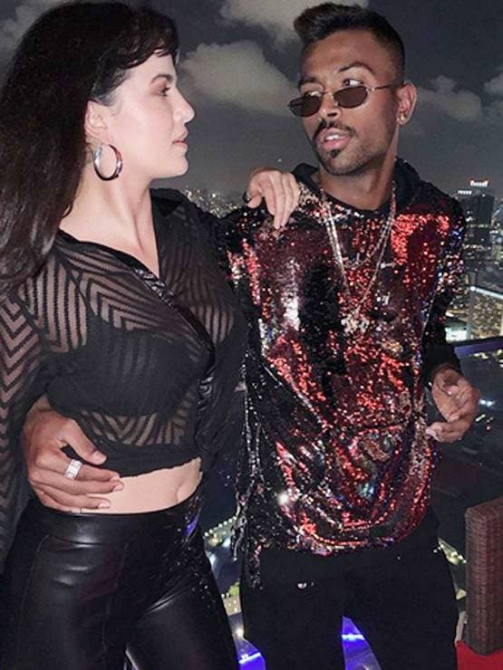 क्वारनटीन में मंगेतर हार्दिक संग रोमांटिक हुईं नताशा, यूं बिता रही समय