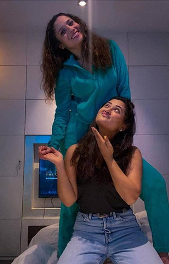 क्वारनटीन में रश्मि-अंकिता की मस्ती, BB के ऐतिहासिक सीन को किया रीक्रिएट