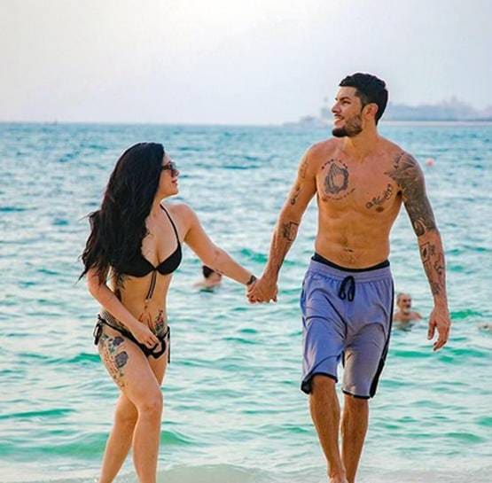 ब्लैक बिकिनी में बॉयफ्रेंड संग टाइगर की बहन ने किया योगा, देखें PHOTOS