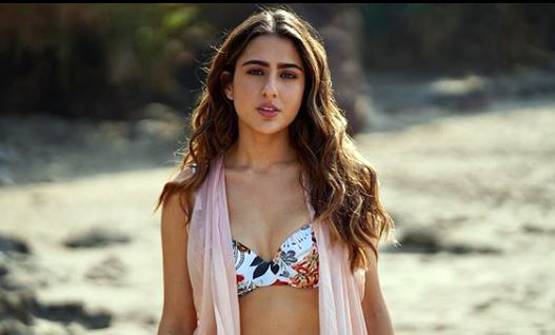 बनारस में सिर पर दुपट्टा ओढ़े गंगा आरती में शामिल हुईं सारा, PHOTOS