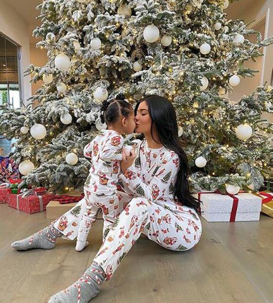 अरबपति स्टार काइली जेनर का बोल्ड शूट वायरल, देखें तस्वीरें