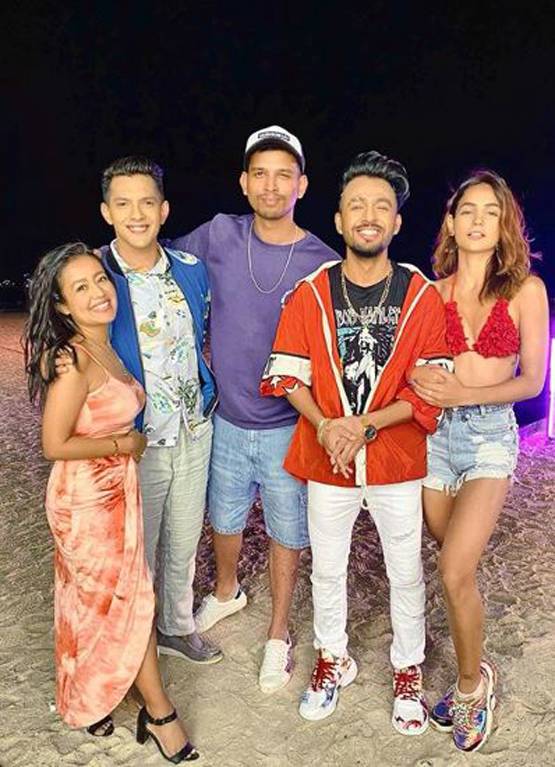 आदित्य को छोड़ वेकेशन पर निकलीं नेहा कक्कड़, शेयर की तस्वीरें