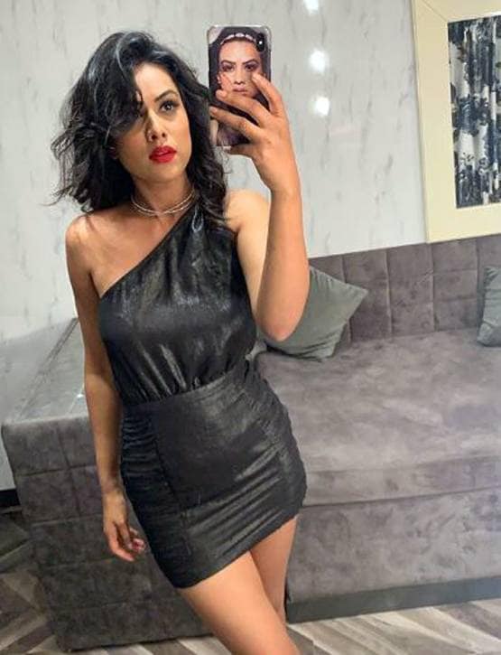 निया शर्मा की फैन्स से अपील, बोलीं- भाड़ में जाएं, भीड़ में नहीं