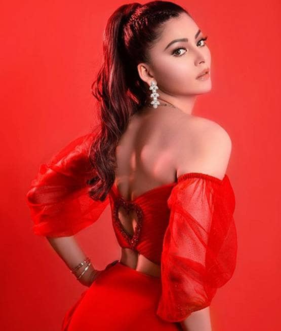 क्वारनटीन में उर्वशी को आई बीते दिनों की याद, जब समंदर में की थी मस्ती