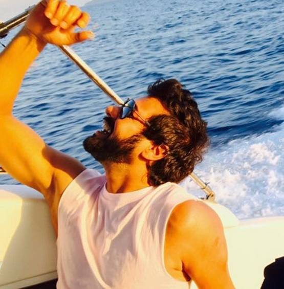 लॉकडाउन: हेयर स्टाइलिस्ट बने कुमकुम भाग्य फेम एक्टर, काटे बेटों के बाल