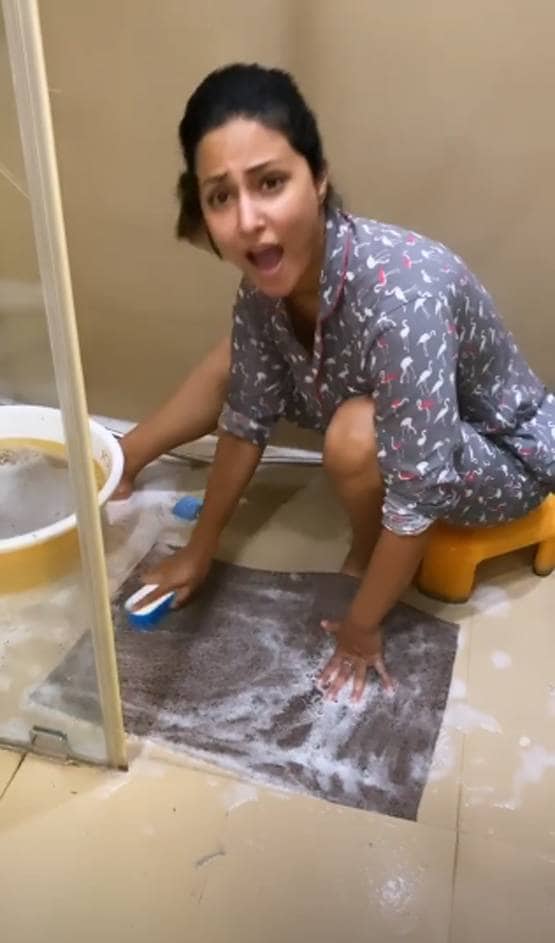 घर के गंदे पायदान धोने में लगीं हिना खान, एक्ट्रेस का हुआ बुरा हाल