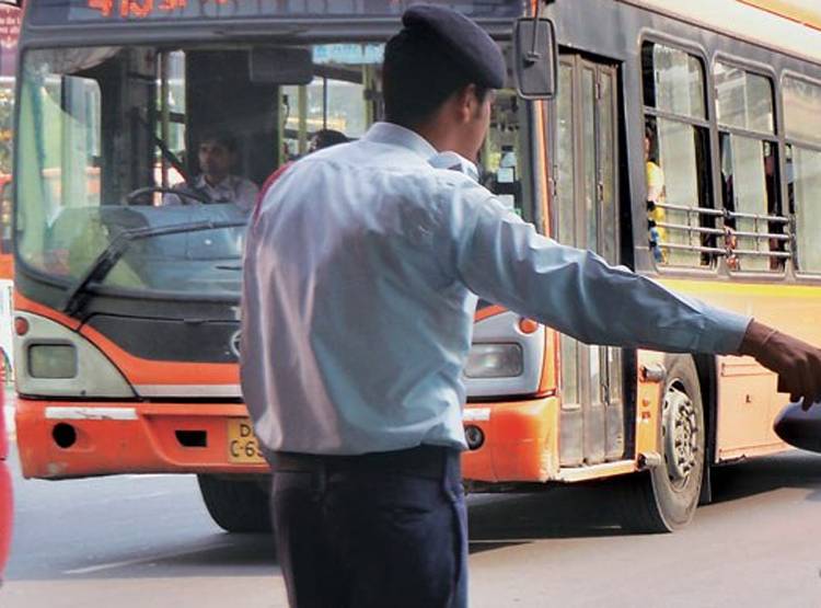 ट्रैफिक नियम तोड़ने पर बस वाले पर लगा 6 लाख 72 हजार का जुर्माना!