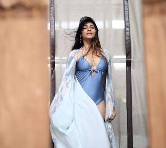 76 साल की तनुजा ने पहना स्विम सूट, बेटी के बर्थडे पर मनाया जश्न