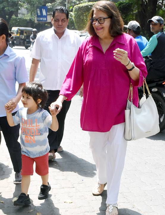 नानी बबीता और मां करीना कपूर के साथ स्पॉट हुए तैमूर अली खान, Photos