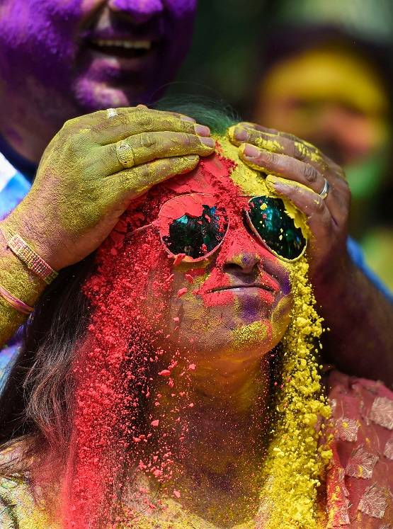 होली पर कोरोना वायरस से नहीं डरे लोग, देखें जश्न की तस्वीरें
