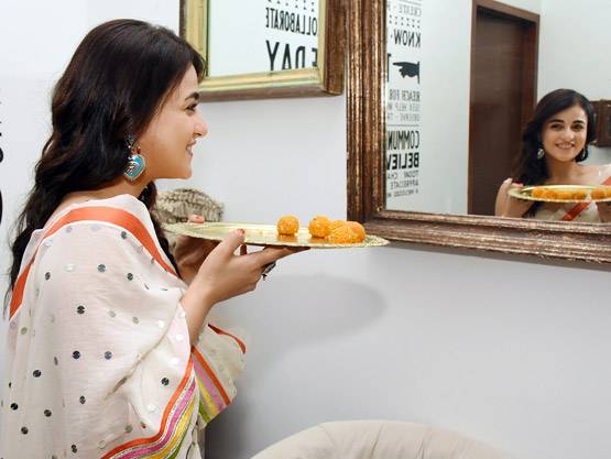 प्रमोशन छोड़ अंग्रेजी मीडियम की एक्ट्रेस बनीं हलवाई, बनाए मोतीचूर के लड्डू