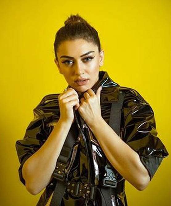 मालदीव में दिखा हंसिका मोटवानी का बोल्ड लुक, समंदर किनारे योग