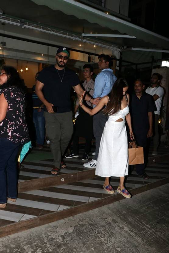 डिनर करने पहुंचे लव बर्ड्स मलाइका अरोड़ा-अर्जुन कपूर, देखें तस्वीरें