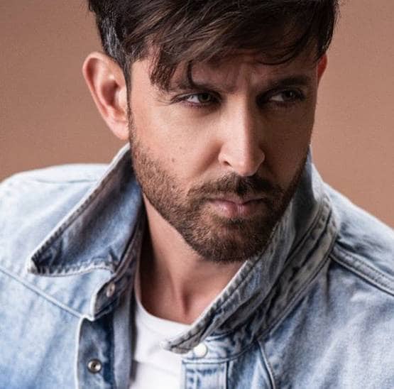 टॉवेल बांधकर घूमते दिखे ऋतिक रोशन, क्या हुआ रणवीर सिंह का असर?