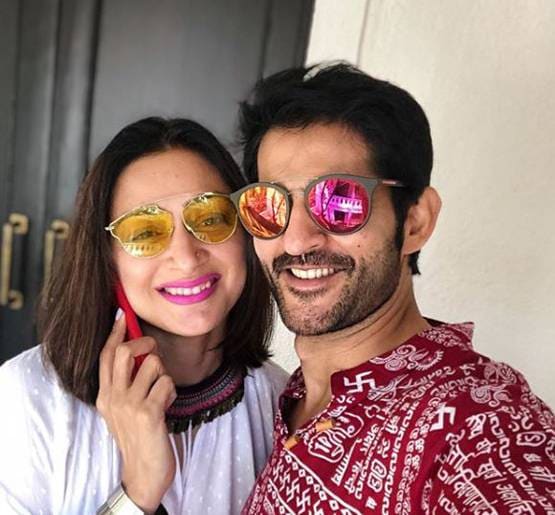 बर्थडे पर हितेन तेजवानी ने पत्नी संग किया लिपलॉक, रोमांटिक फोटो वायरल
