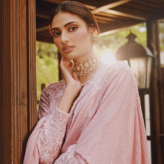 जॉन अब्राहम से करीना तक, होली से दूर भागते हैं ये फिल्मी सितारे