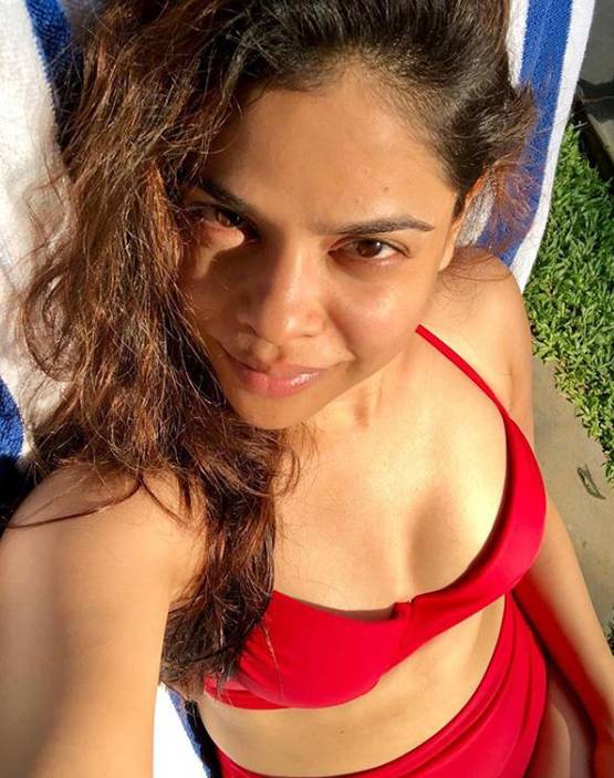 सुमोना चक्रवर्ती ने बिकिनी में शेयर की बोल्ड तस्वीर, इंस्टा पर हुई वायरल