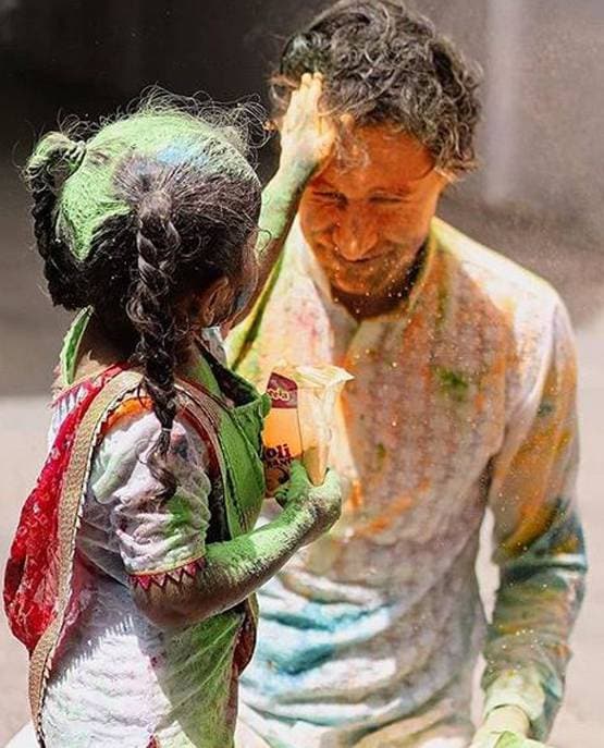 सनी लियोनी पर चढ़ी रंगों की मस्ती, पति-बच्चों संग सेलिब्रेट की होली