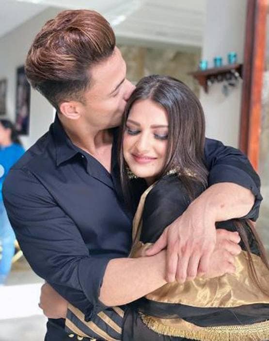 गर्लफ्रेंड हिमांशी की मां संग आसिम ने बिताया समय, यूं दिखी बॉन्डिंग