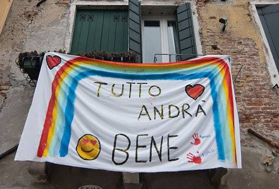 घरों में बंद इटली के लोग, हौसला बढ़ाने को बालकनी में गा रहे गाना