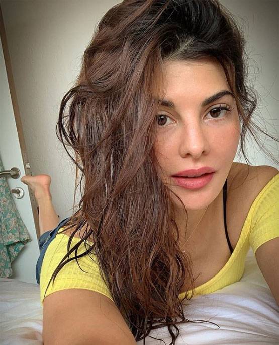 कोरोना की वजह से घर में कैद स्टार्स, योगा से लेकर कर रहे घर साफ