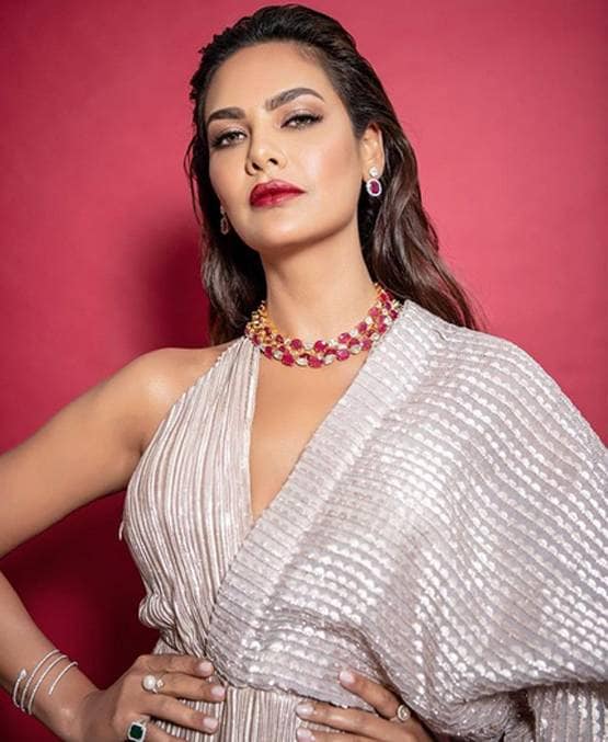 ईशा गुप्ता का बाथटब वीडियो वायरल, स्टनिंग अदाओं ने जीता फैंस का दिल