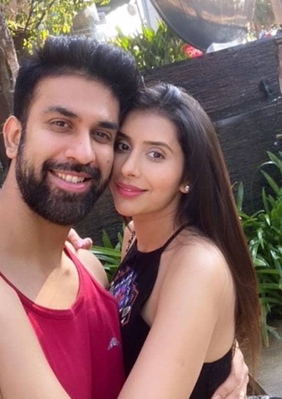 पति राजीव सेन संग रोमांटिक हुईं चारू असोपा, लोग बोले- कोरोना से तो डरो