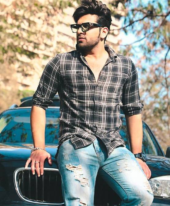 लॉकडाउन के बीच मां के साथ दिखे पारस छाबड़ा, सड़क पर खरीद रहे सब्जी