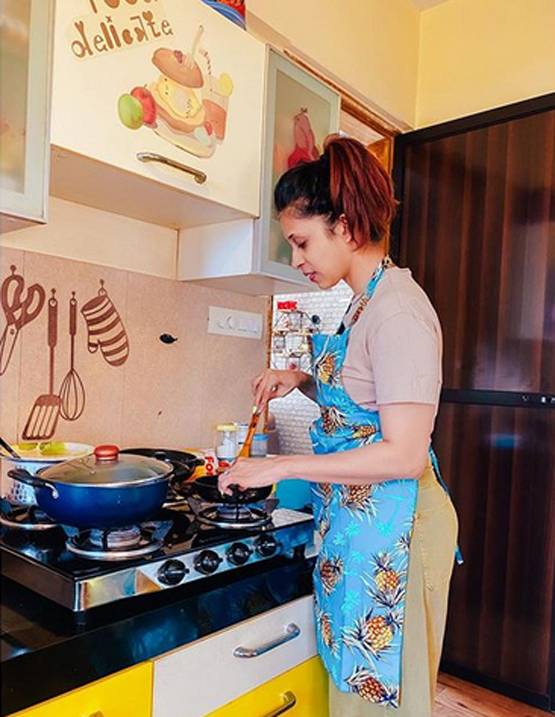 सिद्धार्थ ने बनाई रोटी तो करिश्मा ने मैगी, लॉकडाउन में किचन संभाल रहे सितारे