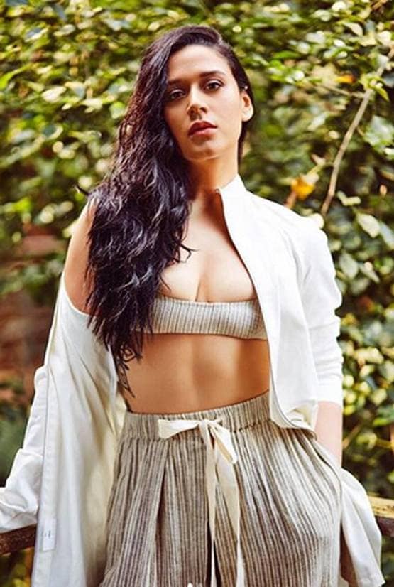 ब्लैक बिकिनी में बॉयफ्रेंड संग टाइगर की बहन ने किया योगा, देखें PHOTOS