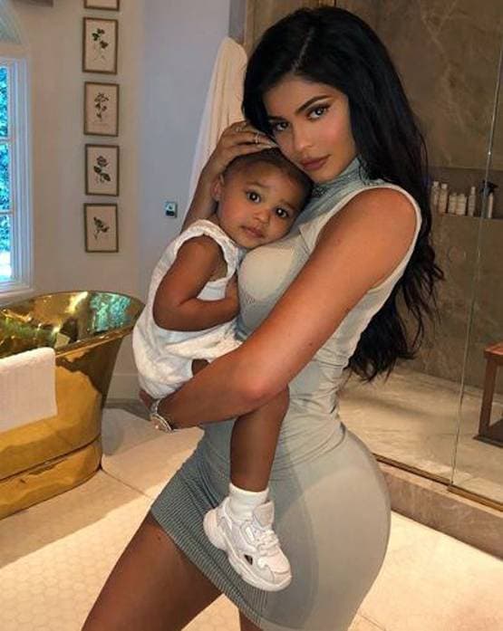 अरबपति स्टार काइली जेनर का बोल्ड शूट वायरल, देखें तस्वीरें