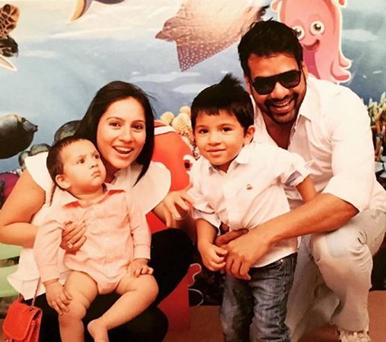 लॉकडाउन: हेयर स्टाइलिस्ट बने कुमकुम भाग्य फेम एक्टर, काटे बेटों के बाल