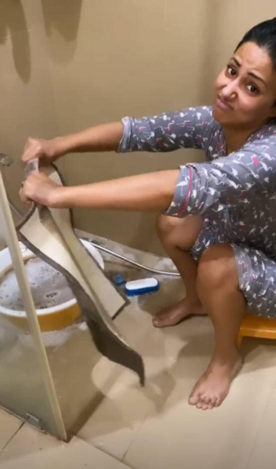 घर के गंदे पायदान धोने में लगीं हिना खान, एक्ट्रेस का हुआ बुरा हाल