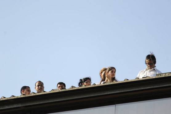 बच्चन परिवार का कोरोना कमांडोज को सलाम, ऐश्वर्या-अभिषेक ने बजाई ताली