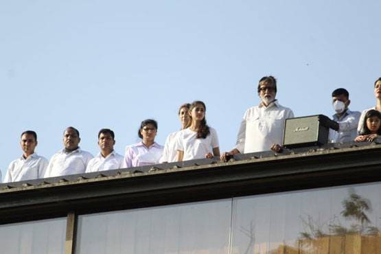 बच्चन परिवार का कोरोना कमांडोज को सलाम, ऐश्वर्या-अभिषेक ने बजाई ताली