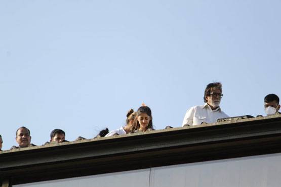 बच्चन परिवार का कोरोना कमांडोज को सलाम, ऐश्वर्या-अभिषेक ने बजाई ताली