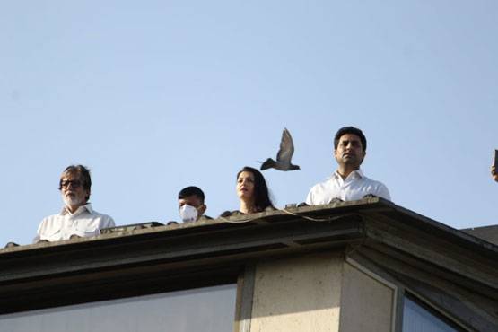 बच्चन परिवार का कोरोना कमांडोज को सलाम, ऐश्वर्या-अभिषेक ने बजाई ताली