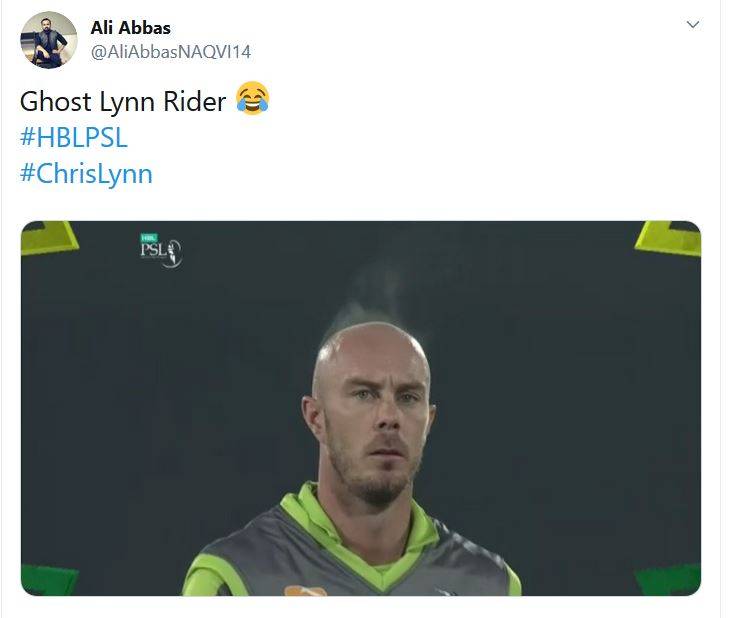 क्रिकेट के मैदान पर खिलाड़ी के सिर से निकला धुआं, उड़ा मजाक