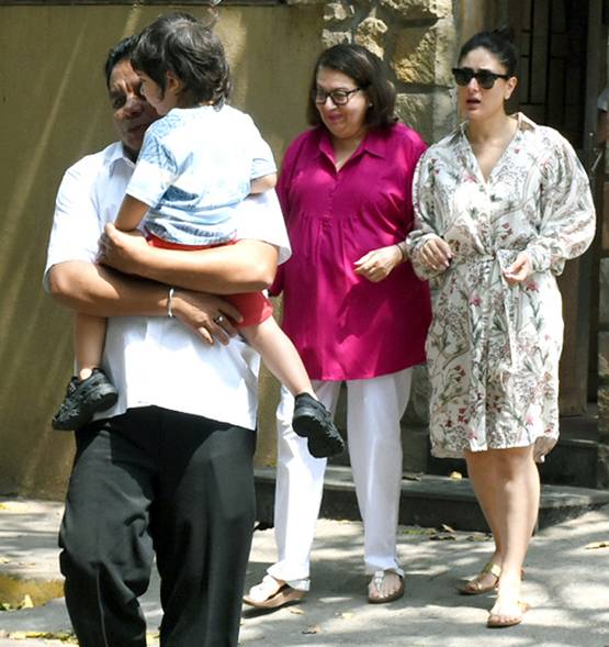 नानी बबीता और मां करीना कपूर के साथ स्पॉट हुए तैमूर अली खान, Photos
