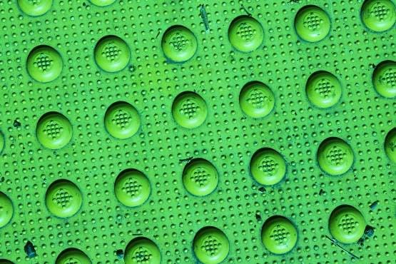 प्लास्टिक या लोहा, किस पर ज्यादा देर जिंदा रहता है कोरोना?