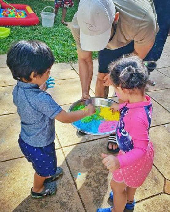 नवाबी अंदाज में तैमूर की होली, आमिर के बेटे पर चढ़ा रंगों का खुमार